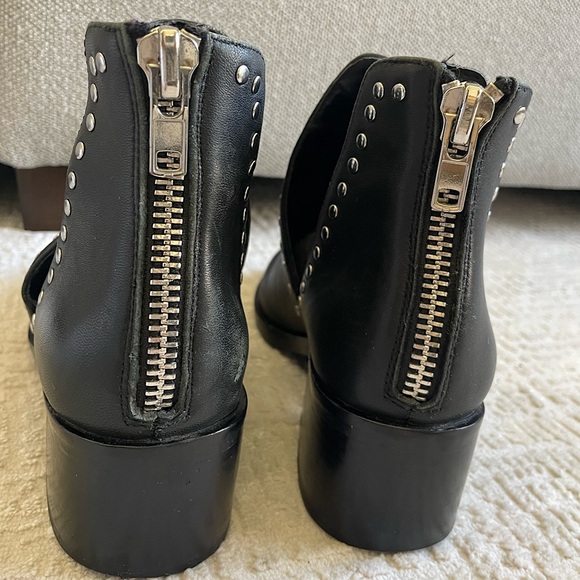 Steve Madden Womens Conspire Ankle Boots Cutout Black Leather Silver Studs 6 W - Picture 4 of 5